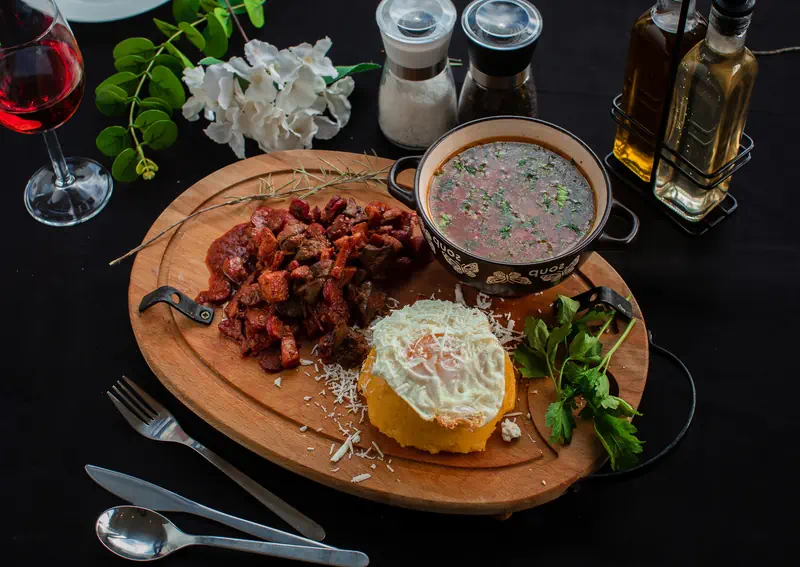 Platou tradițional românesc cu cârnați, supă caldă și mămăligă, preparate La Mami Acasă