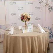Masa bej cu flori La Mami Acasa