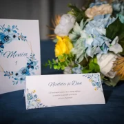 Aranajament floral, place-card si meniu personalizat