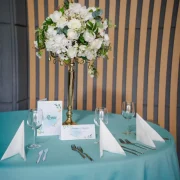 Decor elegant cu flori albe si aranjament de masa de la La Mami Acasa