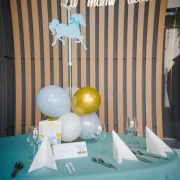 Decor cu baloane albastre si aurii la masa La Mami Acasa