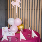 Decor roz cu baloane si card de nume marca La Mami Acasa