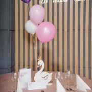 Decor simplu si elegant cu baloane roz si mov de la La Mami Acasa