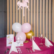 Decor cu baloane si papusa plus de la La Mami Acasa