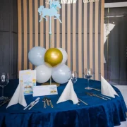 Masa decorata cu flori si servetele aranjate de La Mami Acasa