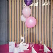 Decor elegant cu flori albe si meniu La Mami Acasa