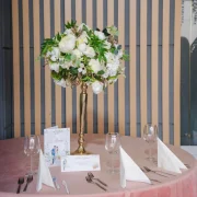 Suport auriu cu aranjament floral pentru decor masa, din colectia La Mami Acasa