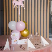 Decor cu baloane albastre si negre de la La Mami Acasa