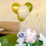 Decor cu baloane aurii si decor roz La Mami Acasa