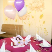 Zana si baloane roz la masa festiva La Mami Acasa