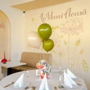 Decor alb cu baloane verzi La Mami Acasa