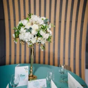 Aranjament floral elegant pe masa La Mami Acasa