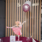 Balerina pe fundal visiniu cu decor de masa La Mami Acasa