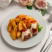 Platou festiv cu carne si cartofi de la La Mami Acasa