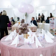 Decor cu baloane roz pentru botez la La Mami Acasa