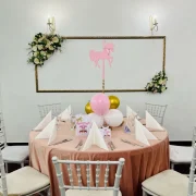 Decor elegant cu roz si alb pentru botez la La Mami Acasa