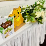 Masa de prezidiu decorata cu flori albe La Mami Acasa