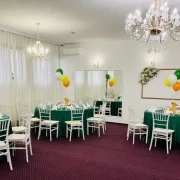 Salon de petrecere cu baloane verzi si portocalii La Mami Acasa