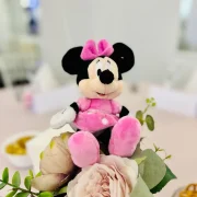 Detaliu decor cu Minnie Mouse pe masa festiva La Mami Acasa