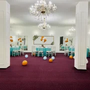 Salon spatios pregatit pentru petrecere La Mami Acasa