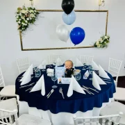 Masa eleganta cu albastru si alb pentru eveniment La Mami Acasa