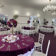 Aranjament elegant cu visiniu pentru eveniment la La Mami Acasa