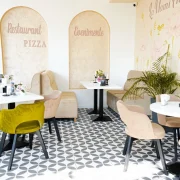 Zona de servire cu design minimalist la La Mami Acasa