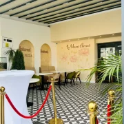 Acces cu decor festiv la terasa La Mami Acasa