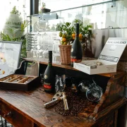 Bar rustic decorat la terasa La Mami Acasa