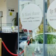 Intrare principala La Mami Acasa cu decor elegant