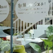Privire din interior spre terasa La Mami Acasa