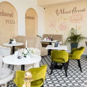 Zona de lounge moderna la La Mami Acasa
