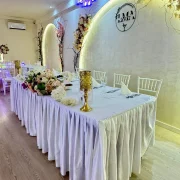 Masă festivă cu decor elegant – La Mami Acasă