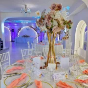Aranjament floral înalt în nuanțe pastel – La Mami Acasă
