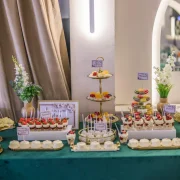 Masă cu deserturi și cupcakes pe etajeră -  La Mami Acasă