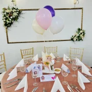 Masa decorata La Mami Acasa cu aranjament floral si baloane pastelate
