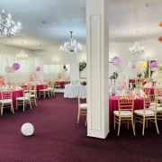 Spatiu La Mami Acasa cu scaune aurii si balon alb pe podea