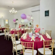 Salon La Mami Acasa cu mese fucsia si scaune aurii