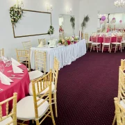 Salon La Mami Acasa cu mese lungi si fete de masa roz