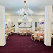 Vedere salon La Mami Acasa cu mese si scaune aurii