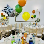 Decor masa La Mami Acasa cu sticle de bauturi si baloane portocalii