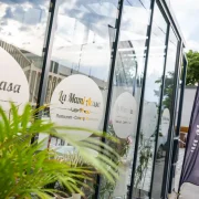 terasa La Mami Acasa amenajata cu mobilier modern si plante decorative