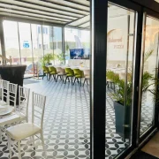 interior terasa La Mami Acasa cu mese si scaune albe pe podea cu model geometric