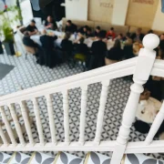 vedere de sus pe scara catre eveniment La Mami Acasa cu invitati la masa