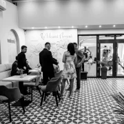 oaspeti socializand in salonul La Mami Acasa, imagine in alb-negru