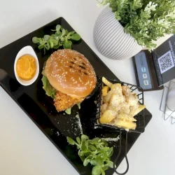 Burger de pui cu garnitura, prezentare apetisanta La Mami Acasa