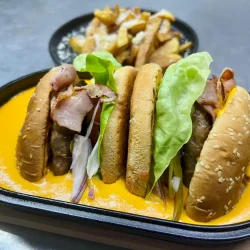 Burger suculent in sos de branza, plating modern La Mami Acasa