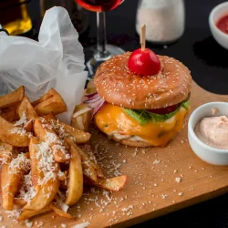 Burger Mami cu cartofi prajiti si sos Calypso