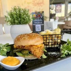 Chicken burger crocant, chifla pufoasa, servit La Mami Acasa