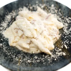 Paste carbonara cremoase, reteta clasica italiana La Mami Acasa